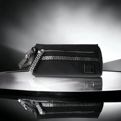 Elegante schwarze Kulturtasche mit Versace-Logo, griechischem Muster und Reißverschluss, stilvoll beleuchtet.