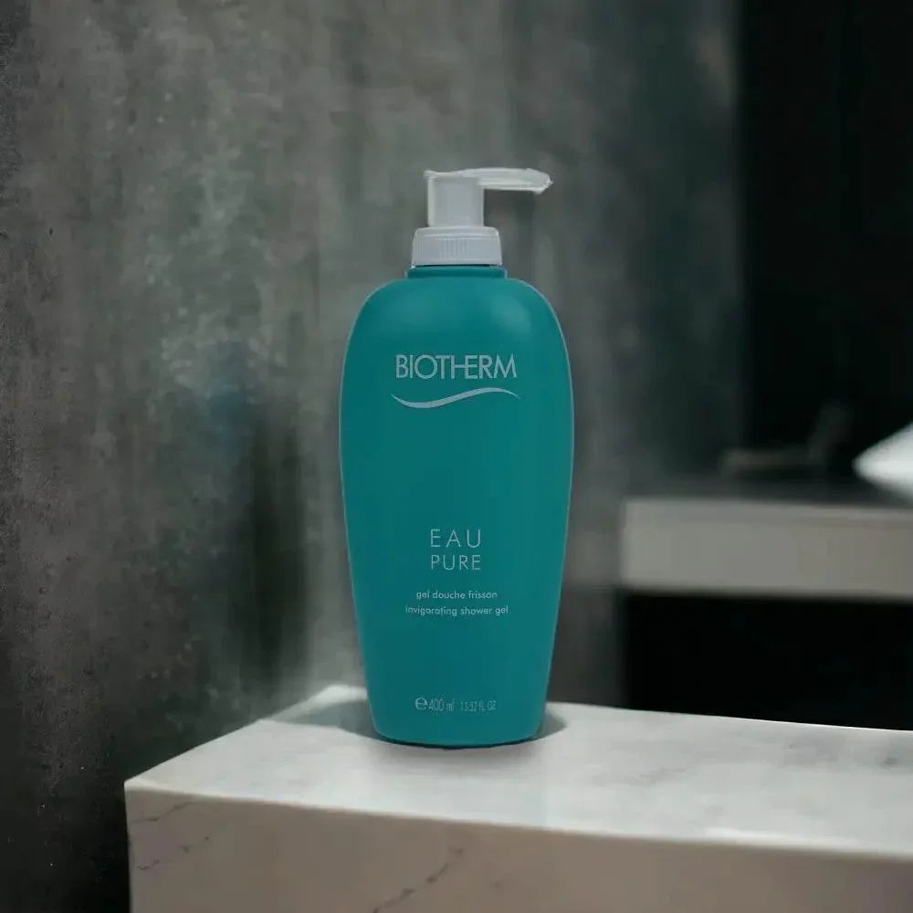 Türkise Flasche Biotherm Eau Pure Duschgel mit Pumpspender auf Marmorplatte im Bad