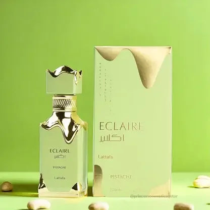 Eclaire Pistache Eau de Parfum 100ml vor goldener Box auf grünem Hintergrund, luxuriöses Design