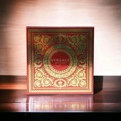 Rote Parfum-Box mit goldenen Ornamenten, mittig beschriftet mit 'Versace Eros Flame', edles Duftset.