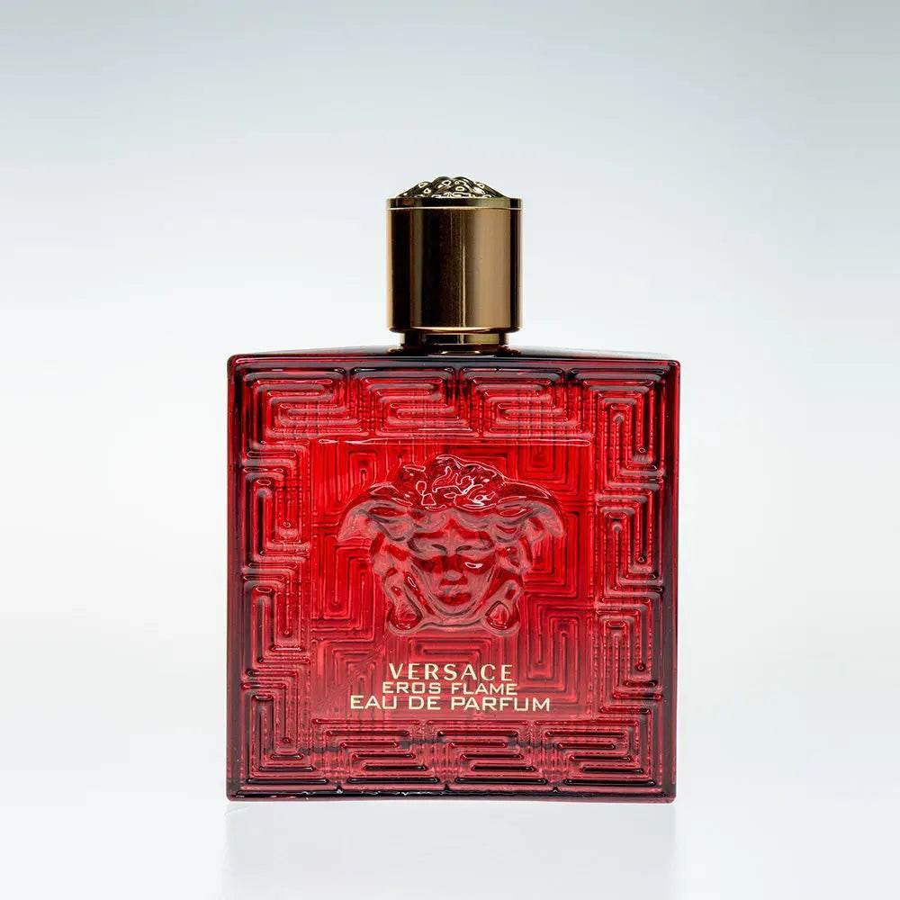 Rotes Versace Eros Flame Eau de Parfum für Herren, luxuriöser Duftflakon auf weißem Hintergrund