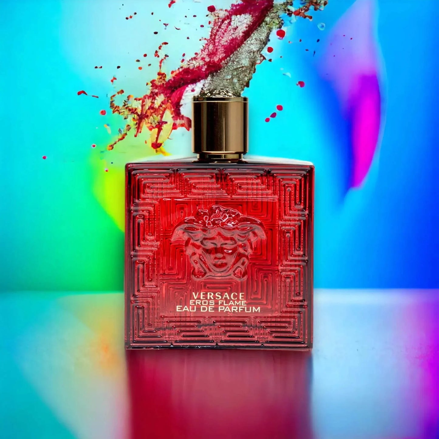 Rotes Versace Eros Flame Eau de Parfum Flakon vor buntem Hintergrund, Sprüh-Effekt
