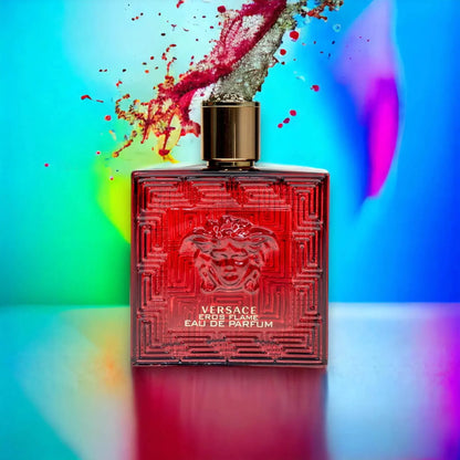 Rotes Versace Eros Flame Eau de Parfum Flakon vor buntem Hintergrund, Sprüh-Effekt