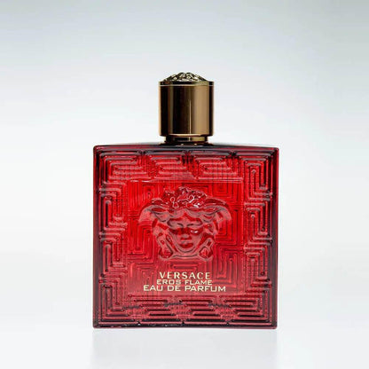 Roter Versace Eros Flame Parfumflakon mit goldener Kappe und Medusa-Logo, luxuriöser Duft