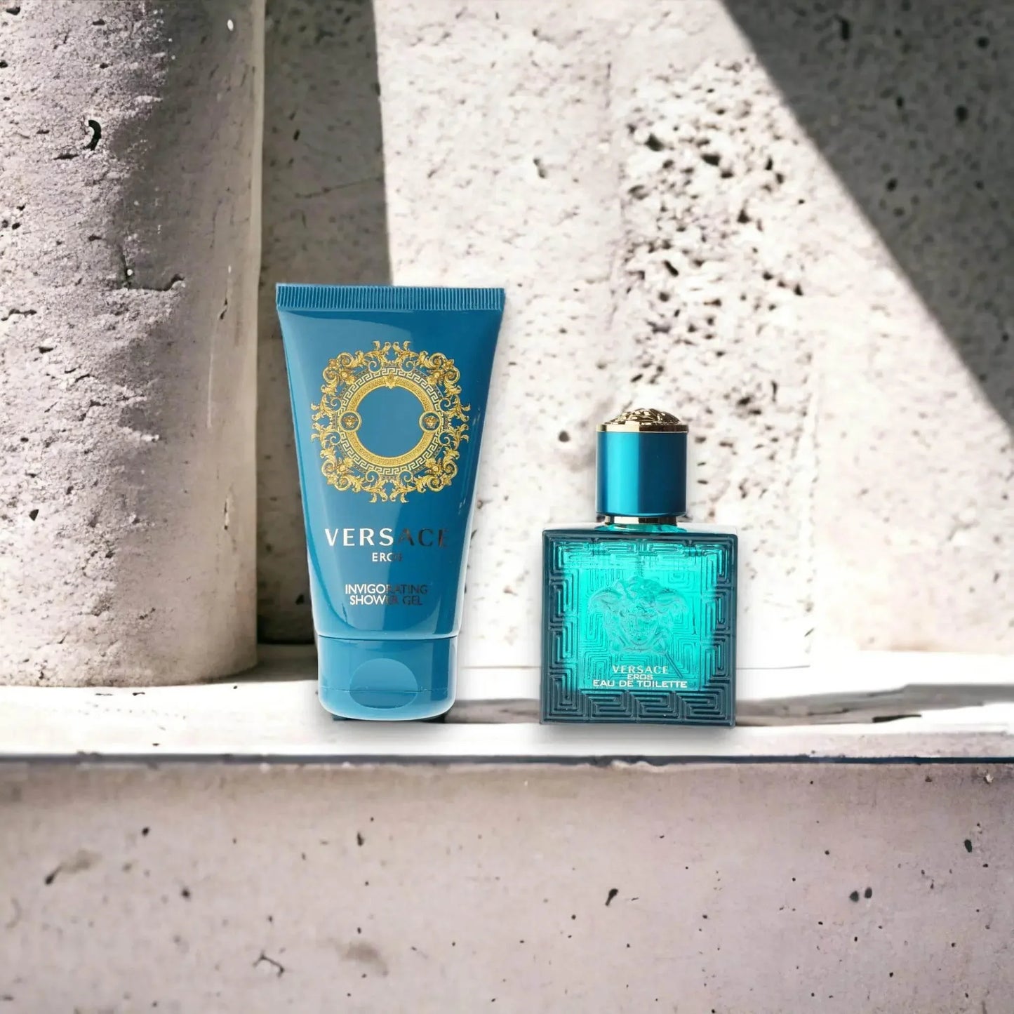 Versace Herrenduftset mit Eau de Toilette und Duschgel, türkisfarbene Flakons auf Stein