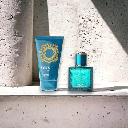 Versace Eros Duftset mit Shower Gel und Eau de Toilette für Herren auf Betonhintergrund