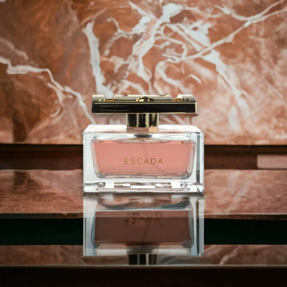 Luxus Damenparfum Flakon mit rosa Duft auf Marmorhintergrund, Parfumflasche elegant