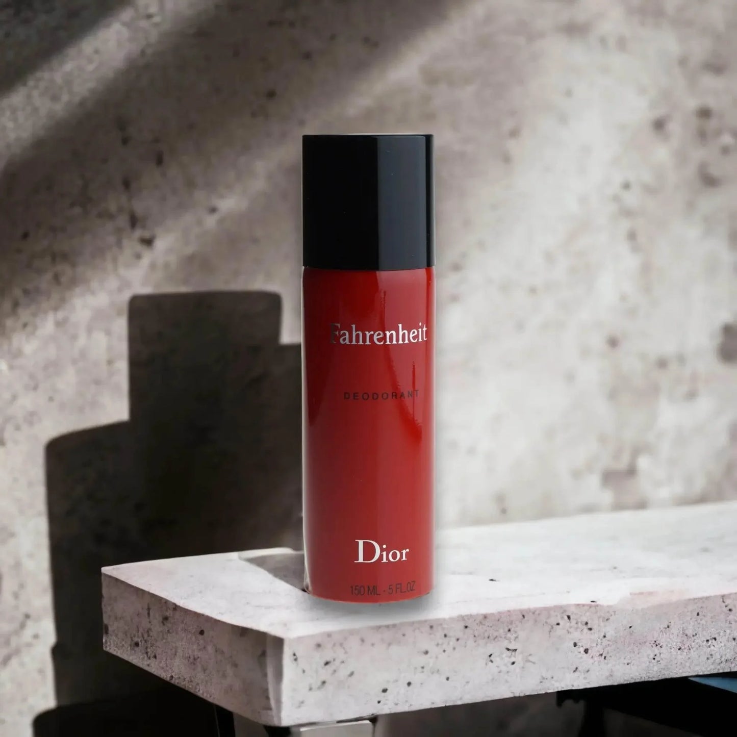 Rotes Dior Fahrenheit Deo Spray für Herren, luxuriöses Deodorant auf Marmorsockel, 150ml