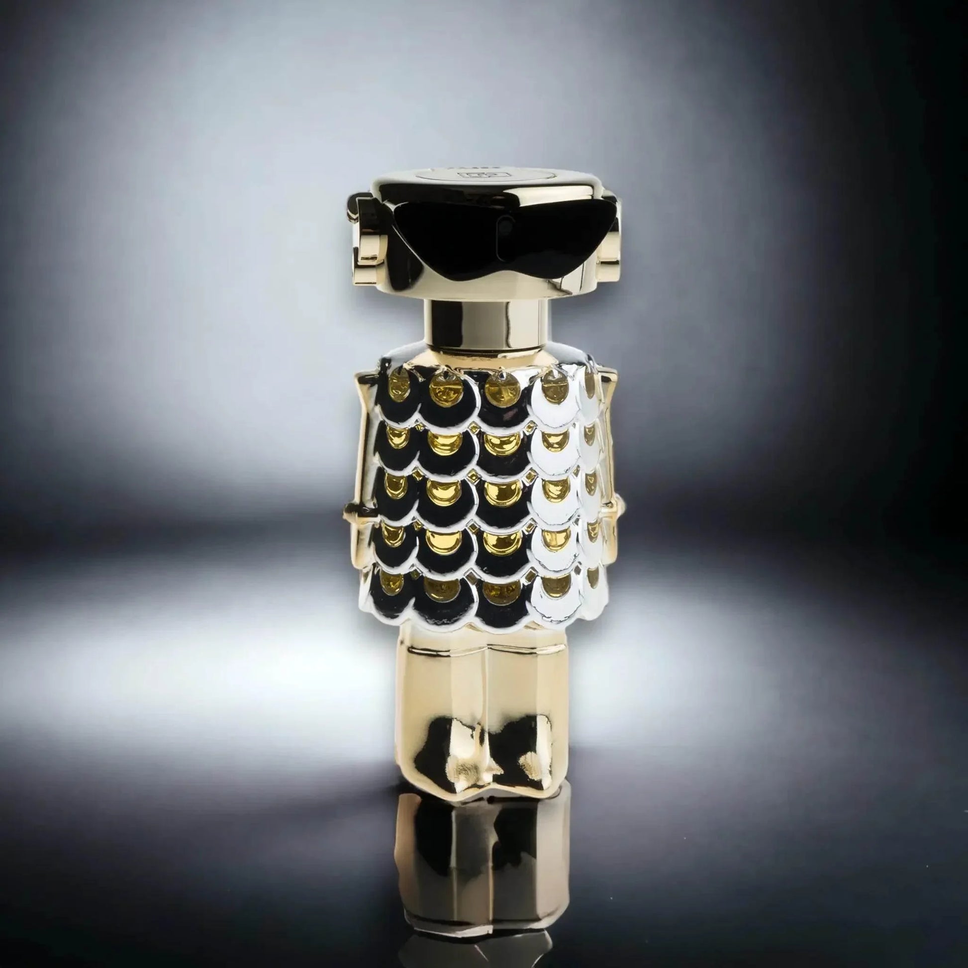 Luxuriöser Damenparfum Flakon in Gold, modernes Design, glänzend, effektvoll beleuchtet