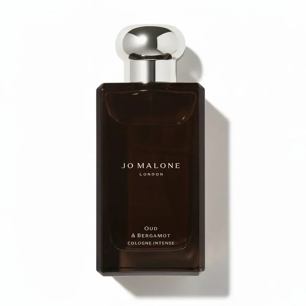 Brauner Flakon von Jo Malone Oud & Bergamot Cologne Intense mit silbernem Verschluss.
