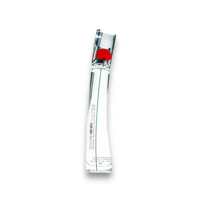 Blumiges Damenparfum in elegantem Glasflakon mit roter Blume, weißer Hintergrund