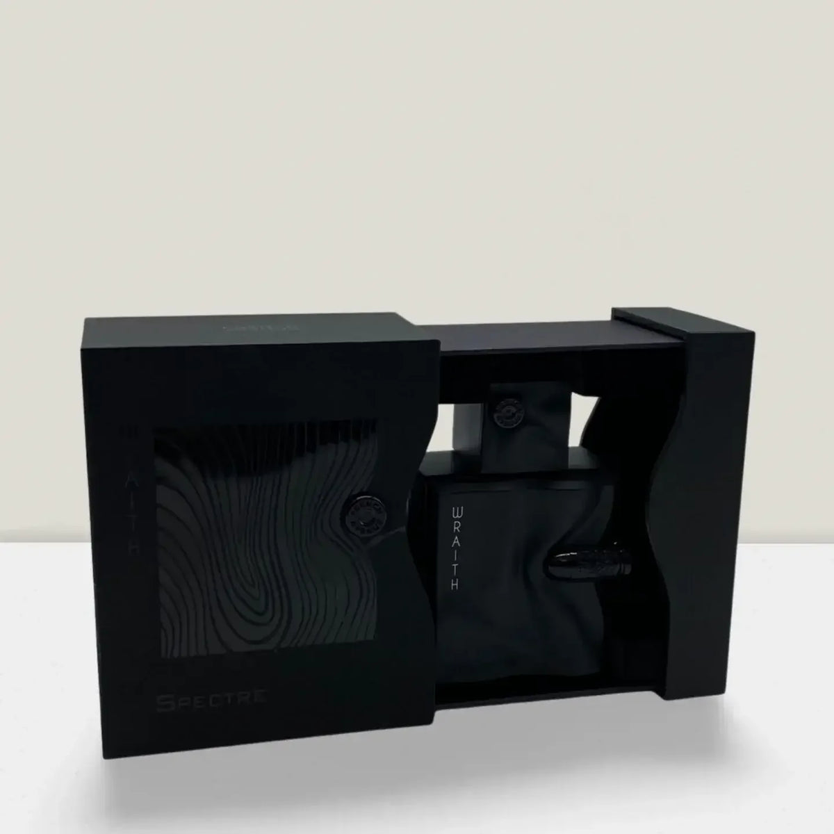 Luxuriöses Eau de Parfum in schwarzer Designerverpackung auf hellem Hintergrund