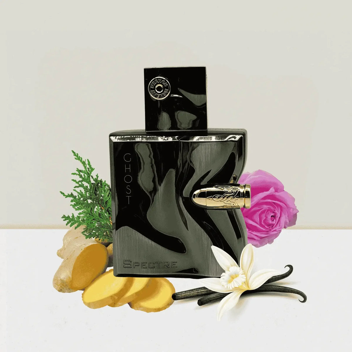 Schwarzer Luxusparfumflakon mit goldener Deko, flankiert von Rose, Ingwer, Vanille und Blüten.