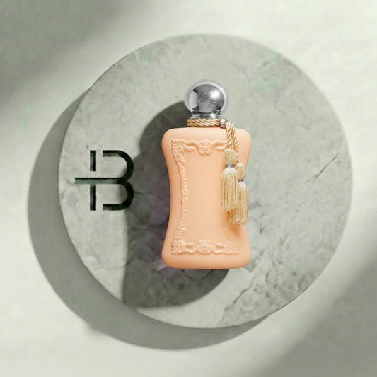 Luxuriöses Damenduft Parfum in elegant verzierter Flasche mit Quaste auf Marmorscheibe