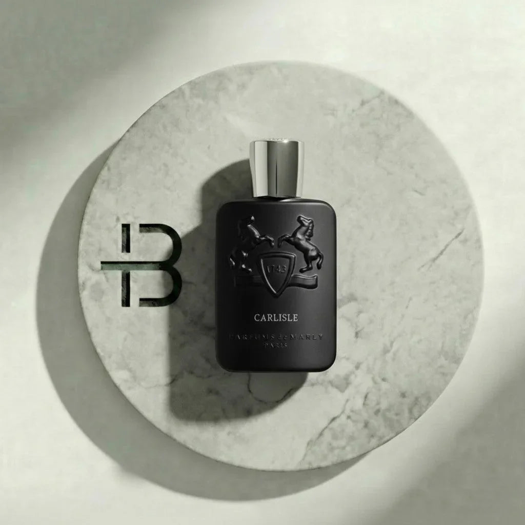 Eleganter schwarzer Parfumflakon auf hellem Marmorteller, luxuriöses Herrenparfum Design