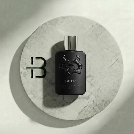 Eleganter schwarzer Parfumflakon auf hellem Marmorteller, luxuriöses Herrenparfum Design