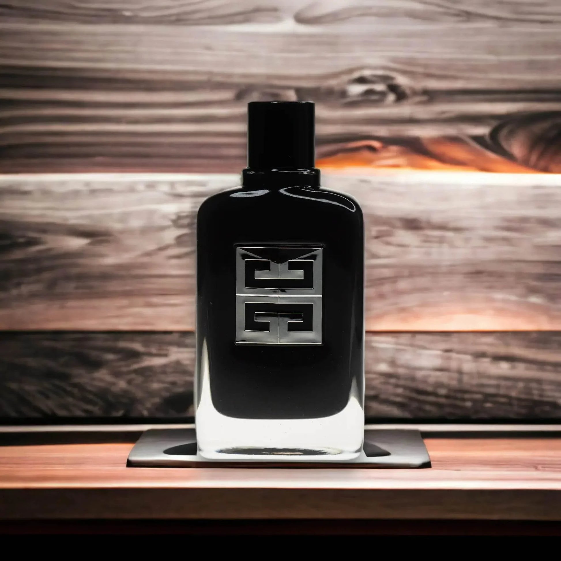 Eleganter schwarzer Herrenduft-Flakon auf Holz, luxuriöses Parfum für Männer.