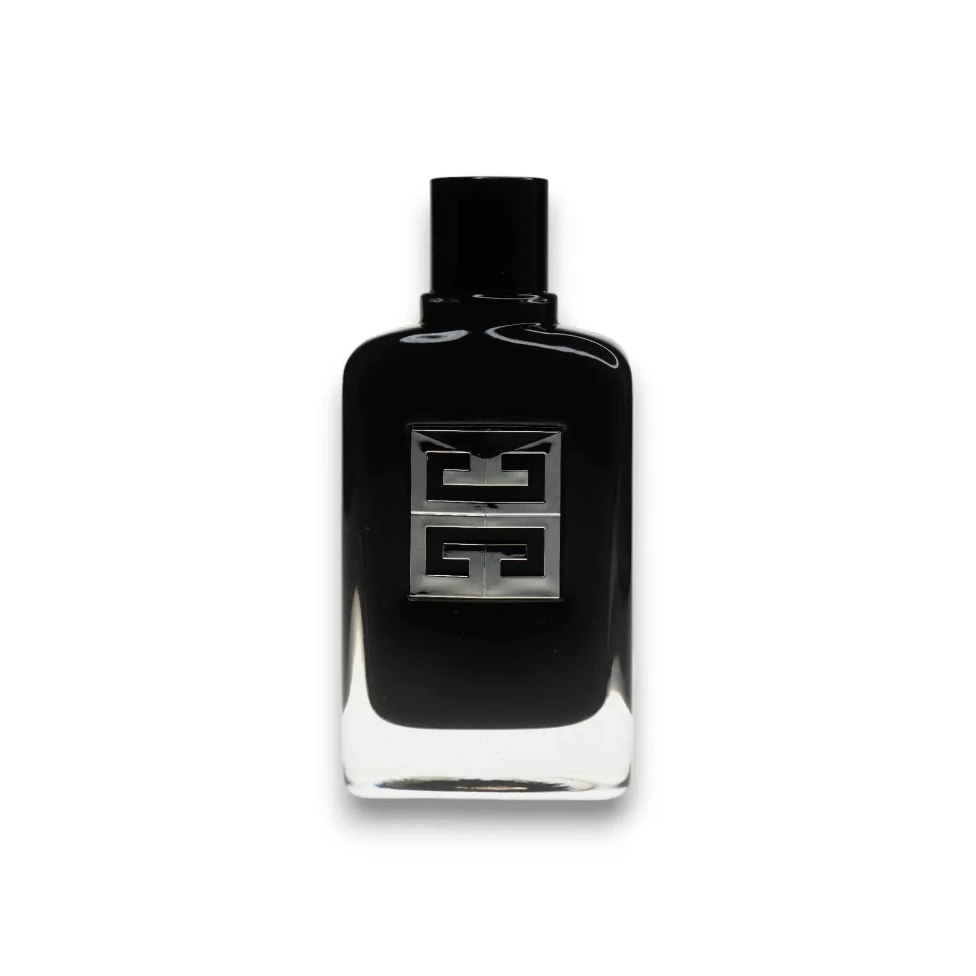 Schwarzer Flakon eines Herrenparfums mit silbernem Logo auf weißem Hintergrund