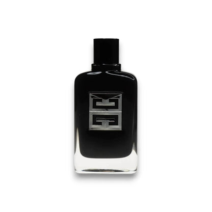 Schwarzer Flakon eines Herrenparfums mit silbernem Logo auf weißem Hintergrund