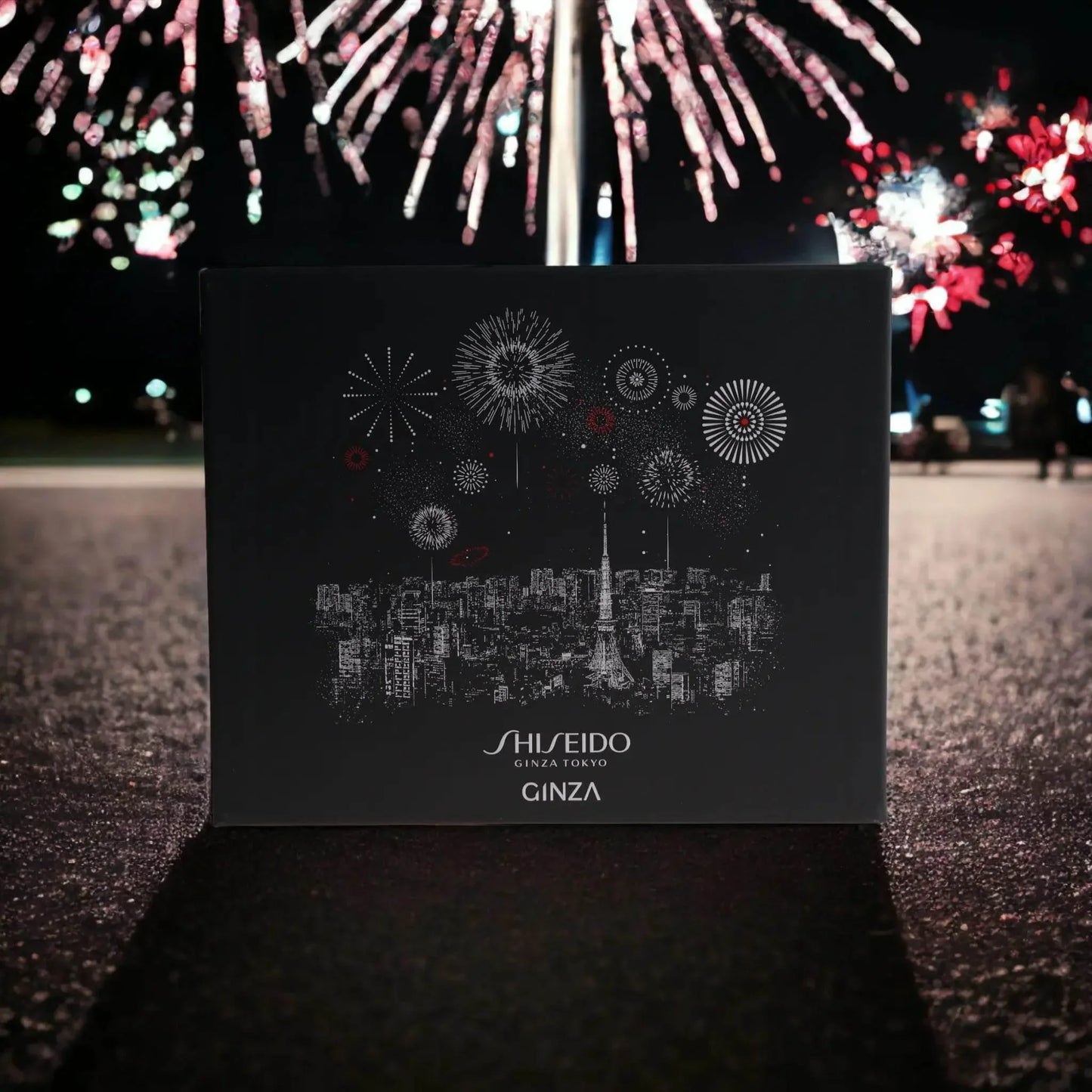 Ginza Parfüm-Geschenkset mit Feuerwerksmotiv bei Nacht, luxuriöse Parfum-Verpackung