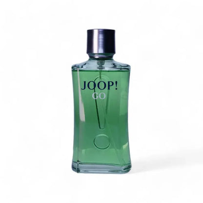 Grünes Joop Go Eau de Toilette Parfumflakon für Herren auf weißem Hintergrund