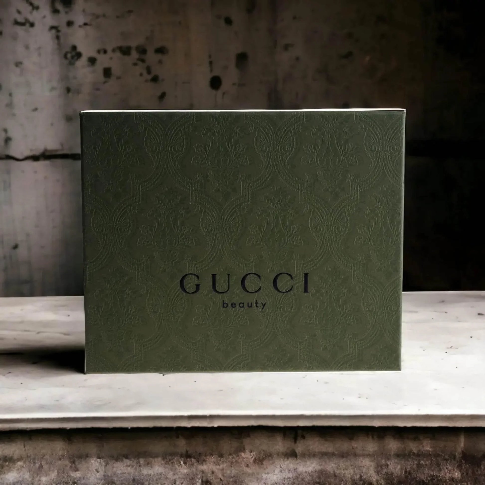 Edle grüne Geschenkbox mit Prägung und Aufschrift 'GUCCI beauty' für luxuriösen Duft.