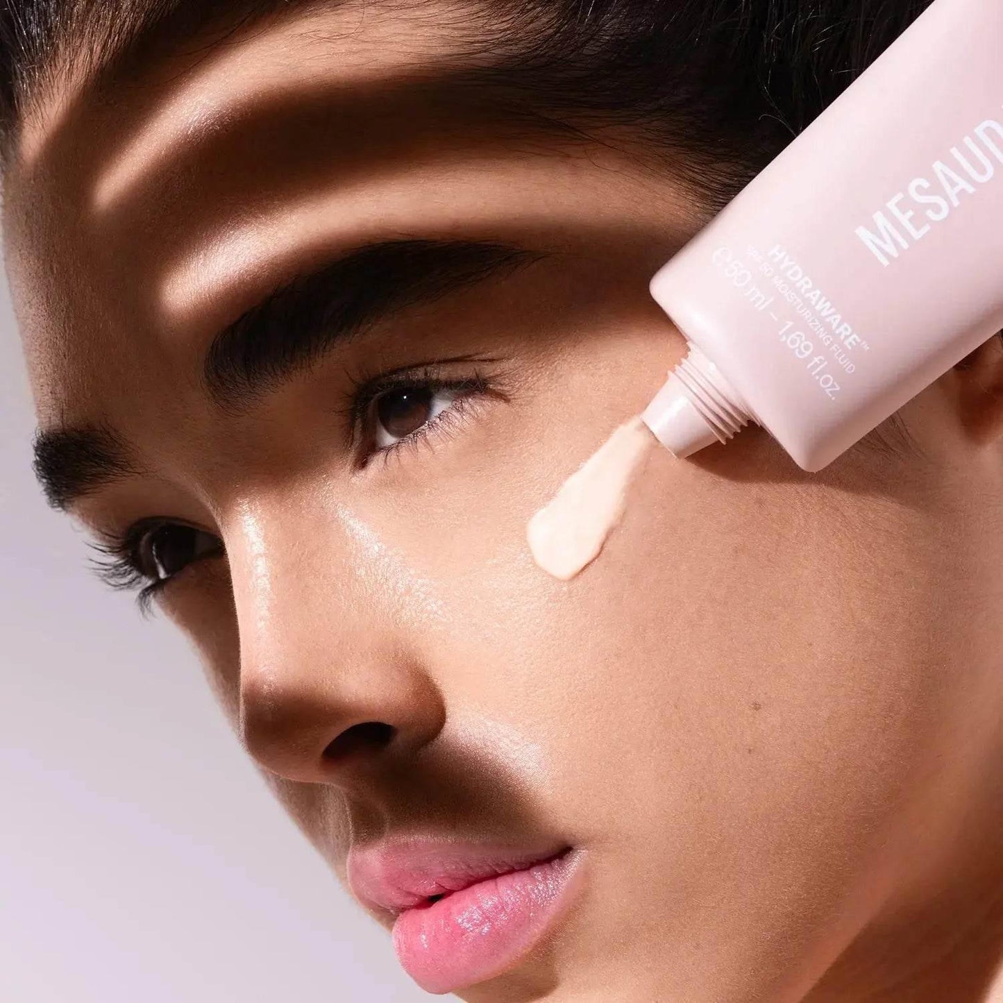 Gesicht mit aufgetragener SPF 50 Feuchtigkeitscreme, Nahaufnahme Hautpflege