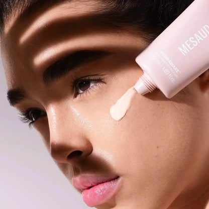 Gesicht mit aufgetragener SPF 50 Feuchtigkeitscreme, Nahaufnahme Hautpflege