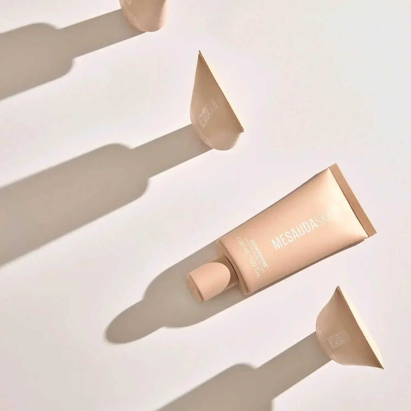 Beigefarbene Tube Moisturizer mit SPF 50 auf heller Fläche, Produktname sichtbar.