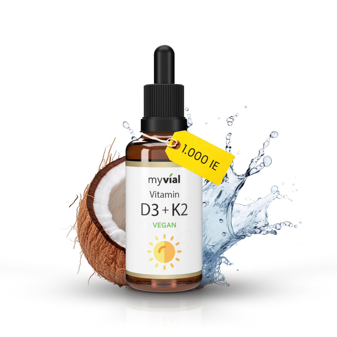 myvial Vitamin D3 + K2 Tropfen Flakon vor einer Kokosnuss und Wasserspritzern