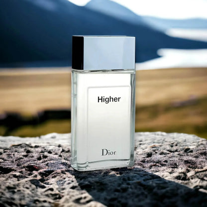 Edler Herrenduft Higher Eau de Toilette Flakon auf Naturstein vor Berglandschaft