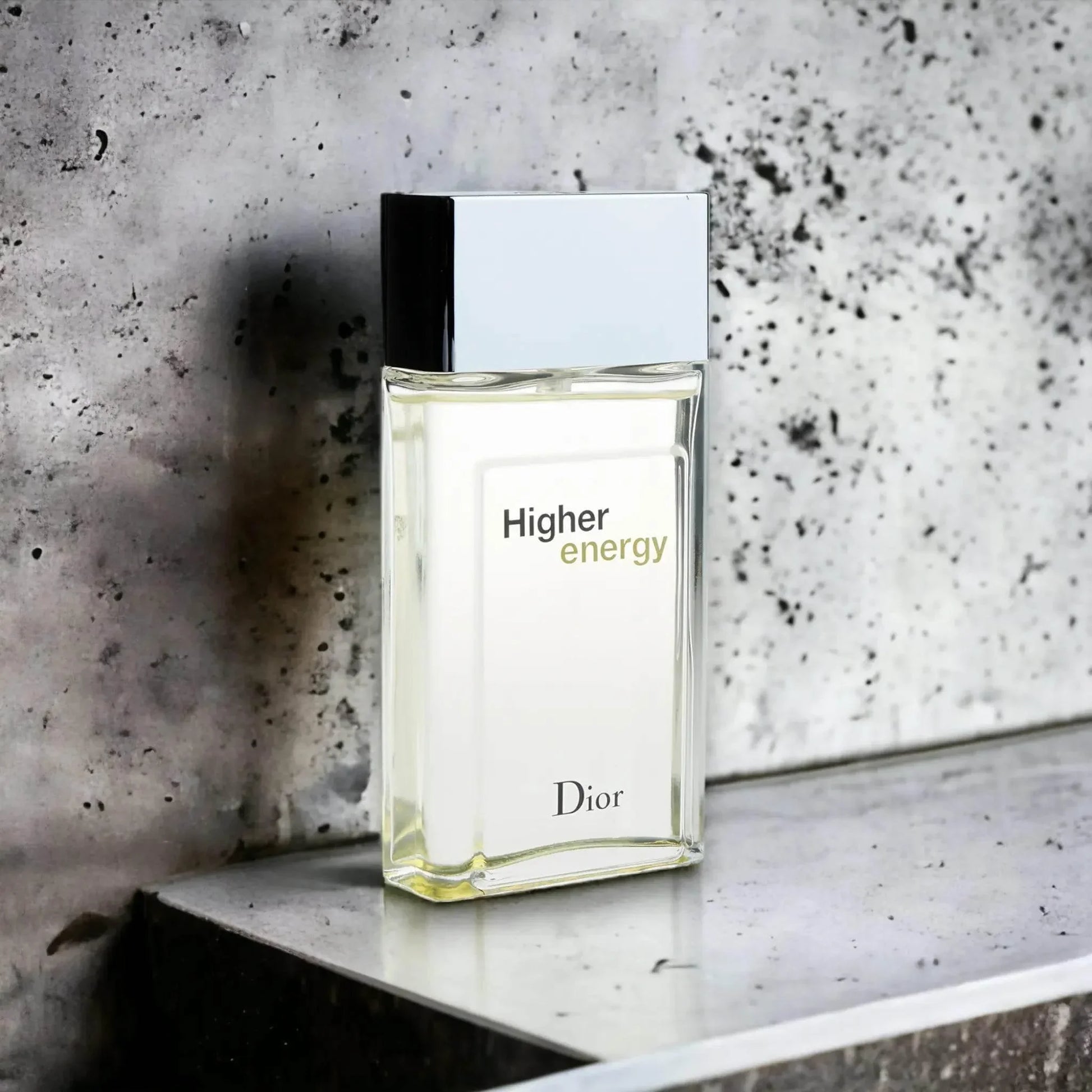 Flakon Higher Energy Eau de Toilette steht vor grauer Steinwand, moderner Herrenduft
