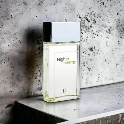 Eleganter Flakon Higher Energy Eau de Toilette auf Betonhintergrund, Luxus Herrenduft