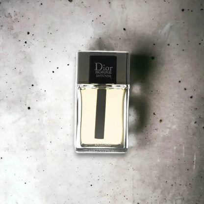 Herrenparfum Flakon Dior Homme Intense Eau de Parfum auf hellem Marmor-Hintergrund