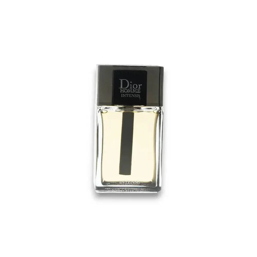 Luxuriöses Herrenparfum in elegantem Glasflakon mit dunklem Verschluss vor weißem Hintergrund.