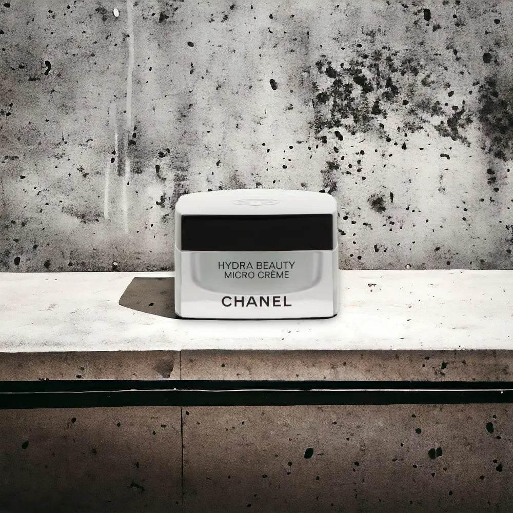 Hydra Beauty Micro Creme Feuchtigkeitspflege von CHANEL auf Betonuntergrund, luxuriöse Gesichtspflege