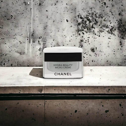 Hydra Beauty Micro Creme Feuchtigkeitspflege von CHANEL auf Betonuntergrund, luxuriöse Gesichtspflege