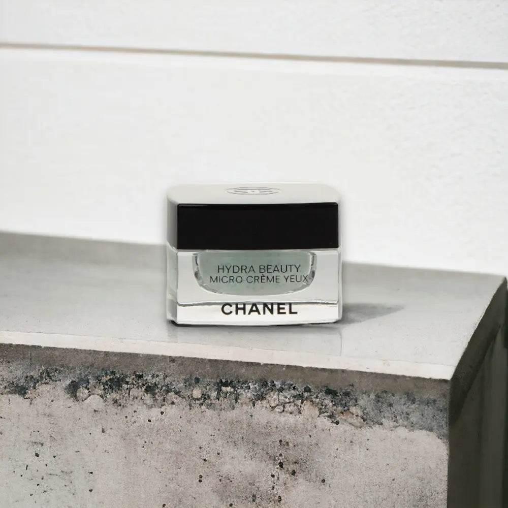 Hydra Beauty Micro Crème Yeux von Chanel, luxuriöse Augencreme auf modernem Steinuntergrund