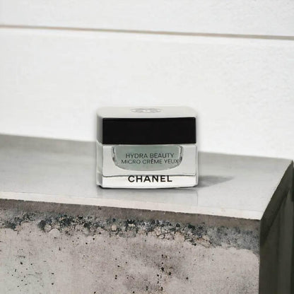 Hydra Beauty Micro Crème Yeux von Chanel, luxuriöse Augencreme auf modernem Steinuntergrund