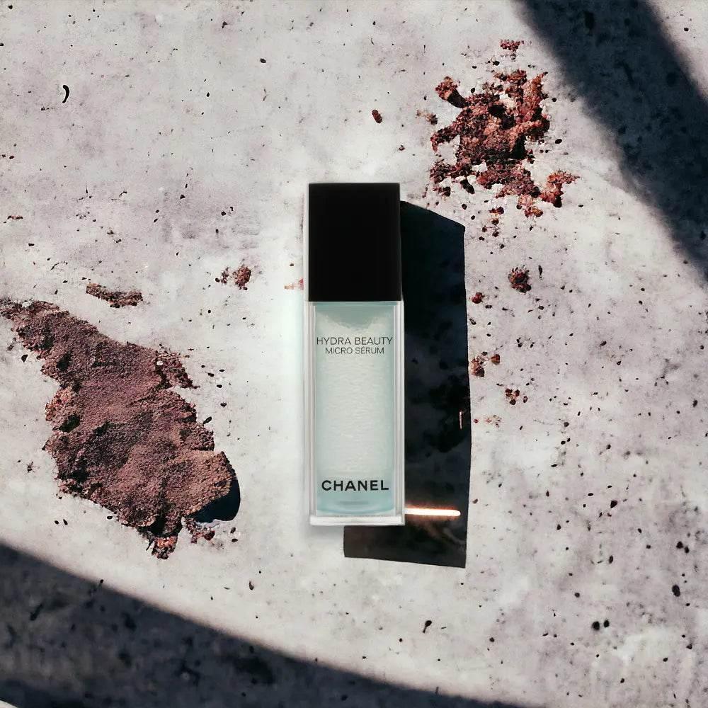 Chanel Hydra Beauty Micro Serum Flakon auf hellem Untergrund mit Schatten, luxuriöse Gesichtspflege