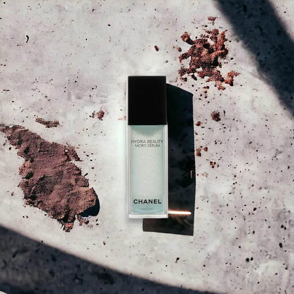 Hydra Beauty Micro Serum Flakon auf hellem, leicht verschmutztem Untergrund, Luxuspflege