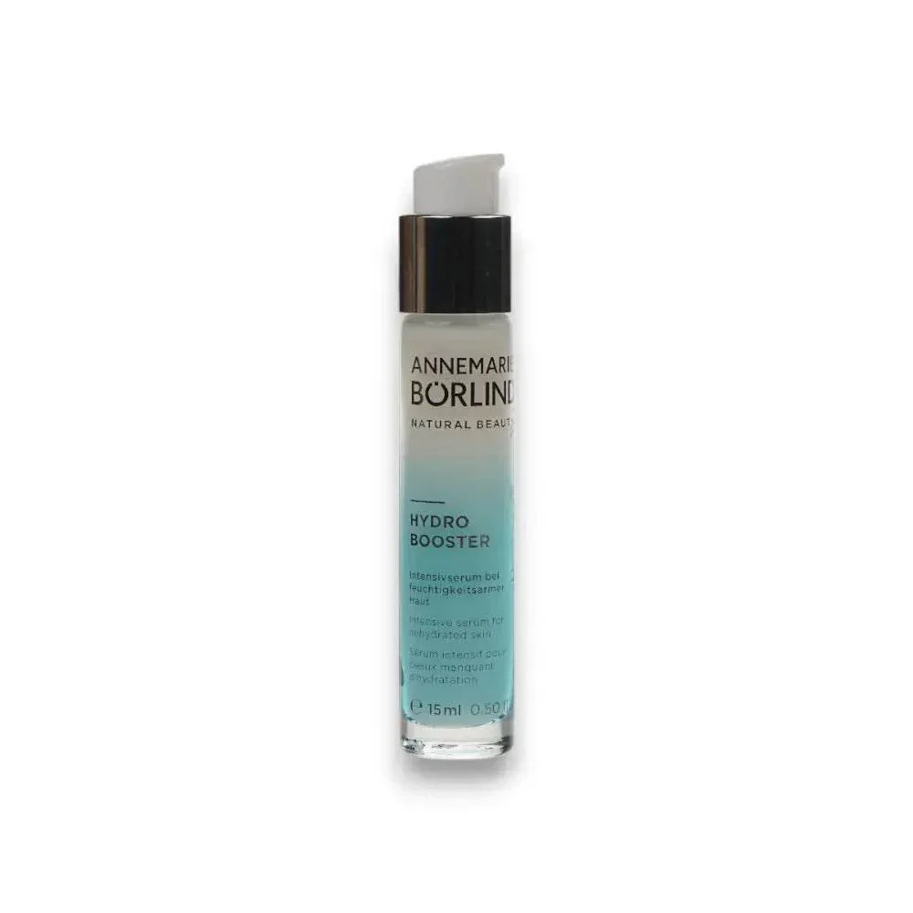 Hydro Booster Serum in transparenter Flasche mit Pumpspender für feuchtigkeitsspendende Hautpflege