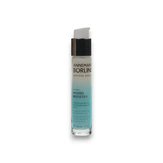 Hydro Booster Serum in transparenter Flasche mit Pumpspender für feuchtigkeitsspendende Hautpflege