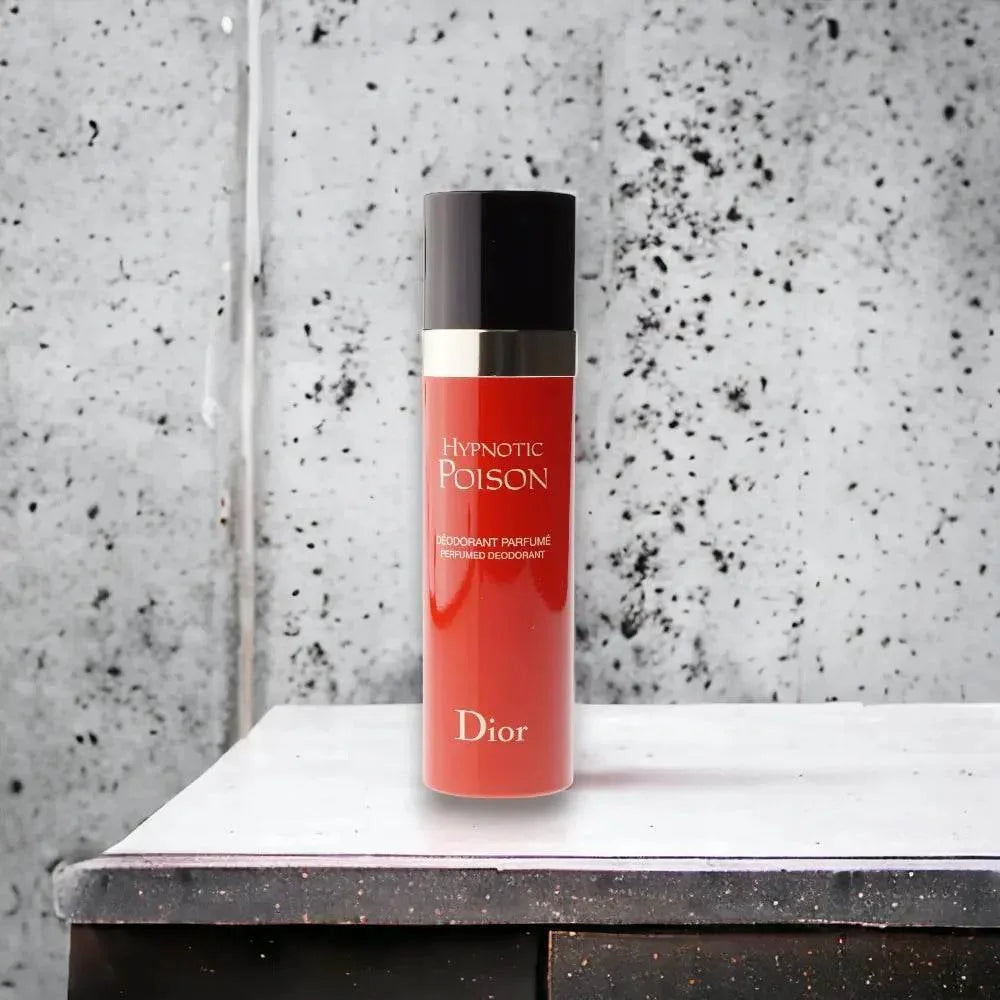 Hypnotic Poison Deodorant Spray in roter Flasche auf hellem Untergrund, luxuriöses Damen-Deodorant