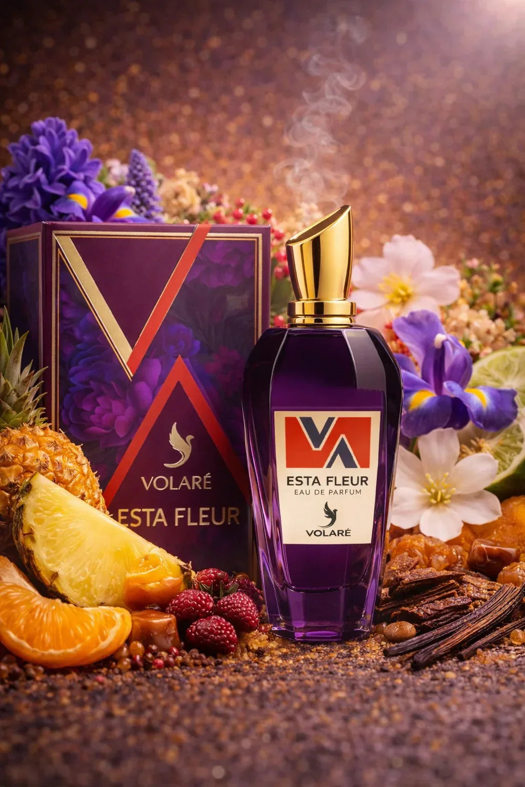 Luxus Eau de Parfum Flakon Volaré Esta Fleur mit goldener Kappe, umgeben von Blumen und Früchten