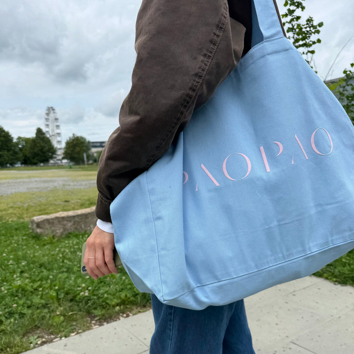Hellblaue paopao essentials Tote Bag 'sacred feminine' an einer Person.