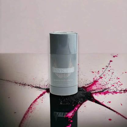 Invictus Deodorant Stick von Paco Rabanne auf glänzendem Untergrund mit farbigen Spritzern