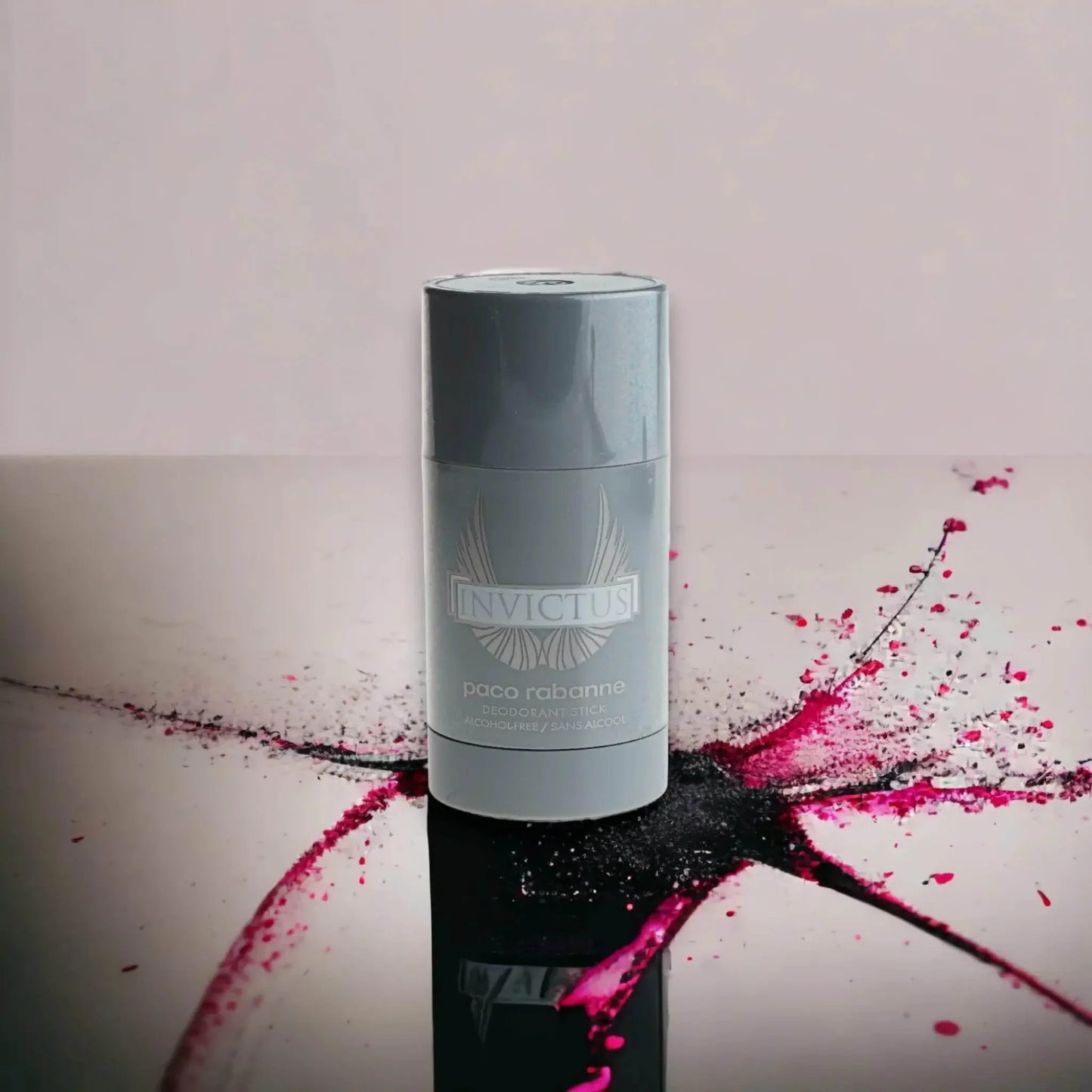 Invictus Deodorant Stick silber mit Flügel-Design auf glänzendem Untergrund, Farbspritzer Dekor