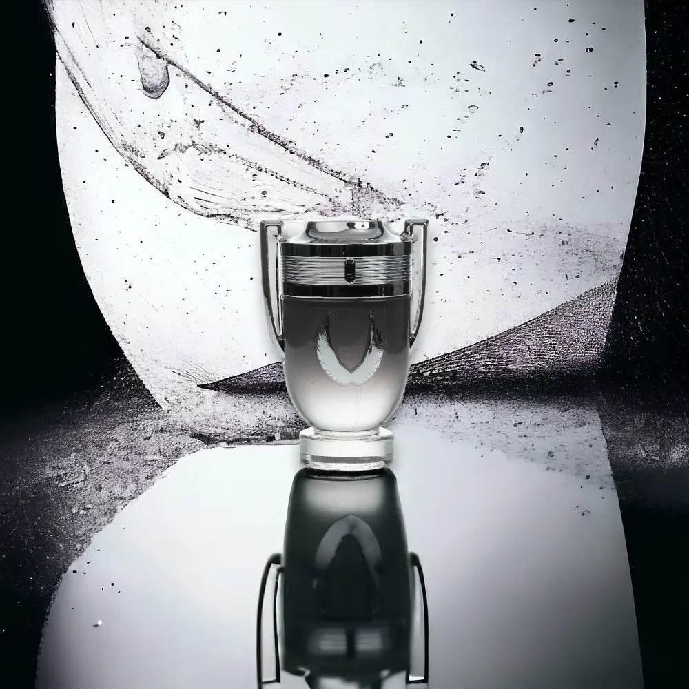 Herrenparfum in Pokalflakon auf spiegelnder Oberfläche, moderner, luxuriöser Hintergrund.