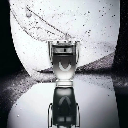 Herrenparfum in Pokalflakon auf spiegelnder Oberfläche, moderner, luxuriöser Hintergrund.